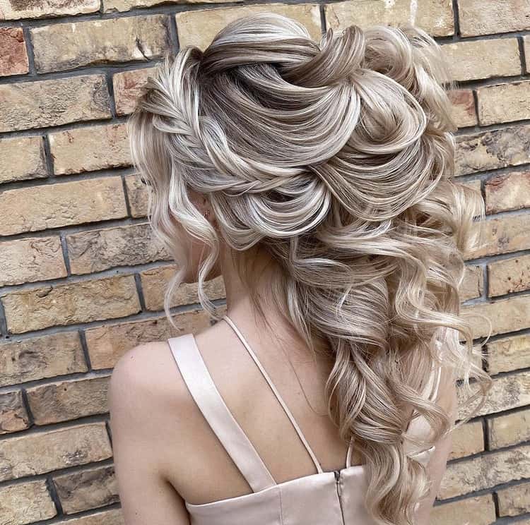 Voluminous curls in a high ponytail