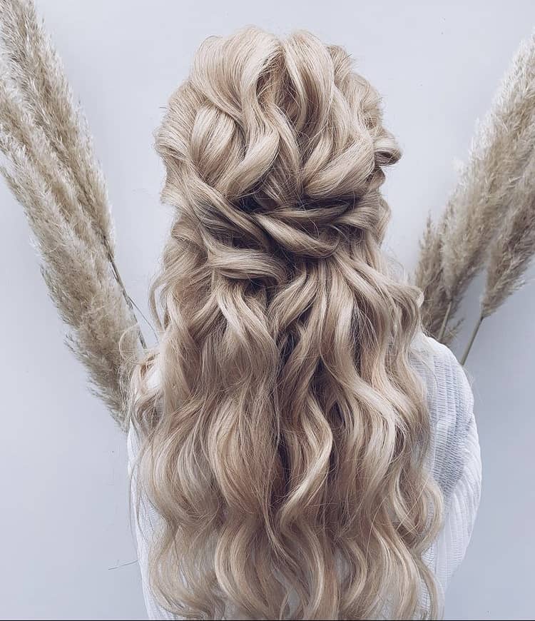 Casual textured half-up hairstyle