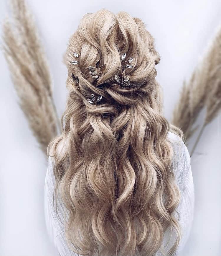 Textured half-up hairstyle