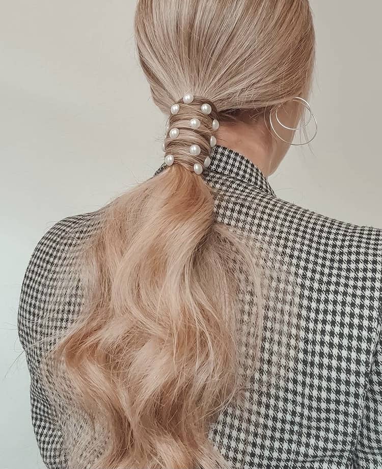 Chic ponytail with pearls